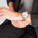 MONDAINE Evo2 40 Bahnhofsuhr Big Date Saphirglas Milanaise