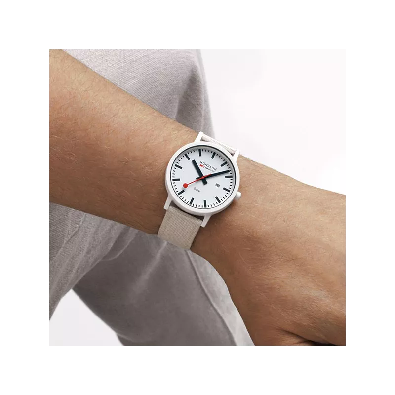 MONDAINE Essence Solar 41 Bahnhofsuhr weiss