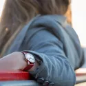 MONDAINE Evo2 30 Damen Bahnhofsuhr Big Date Saphirglas rot
