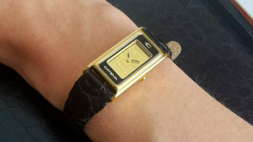 Modische Goldbarrenuhr