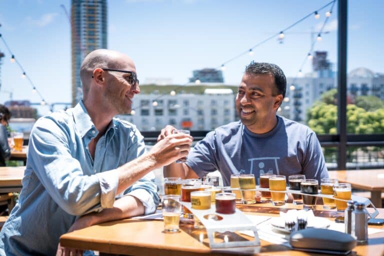 Männer trinken Biet am Weltmännertag und feiern.
